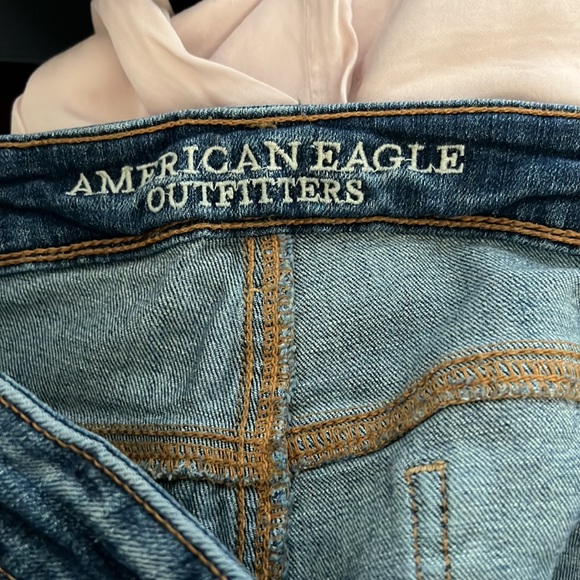 Distressed medium wash American Eagle Jeans - Picture 7 of 7